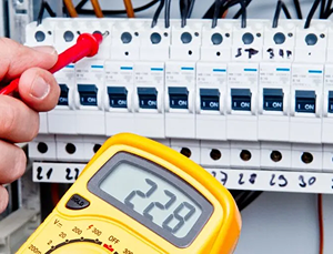 Elektriker bei der Prüfung einer elektrischen Anlage