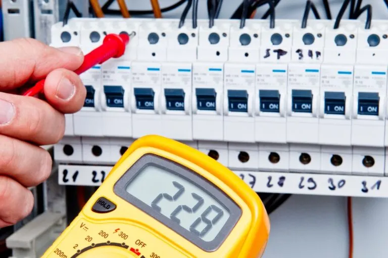 Elektriker bei der Prüfung einer elektrischen Anlage